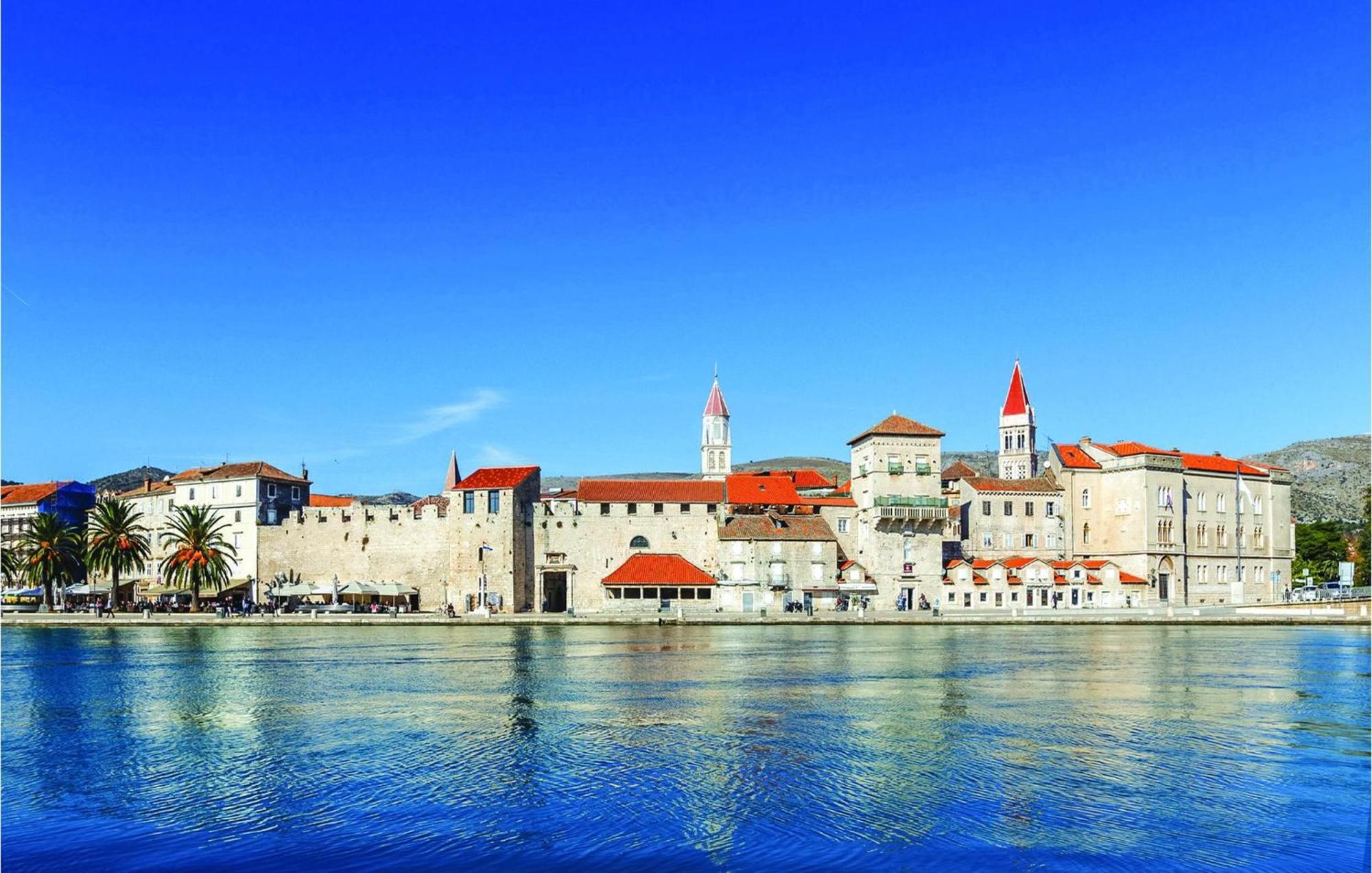 2 Bedroom Amazing Apartment In Trogir Exteriör bild