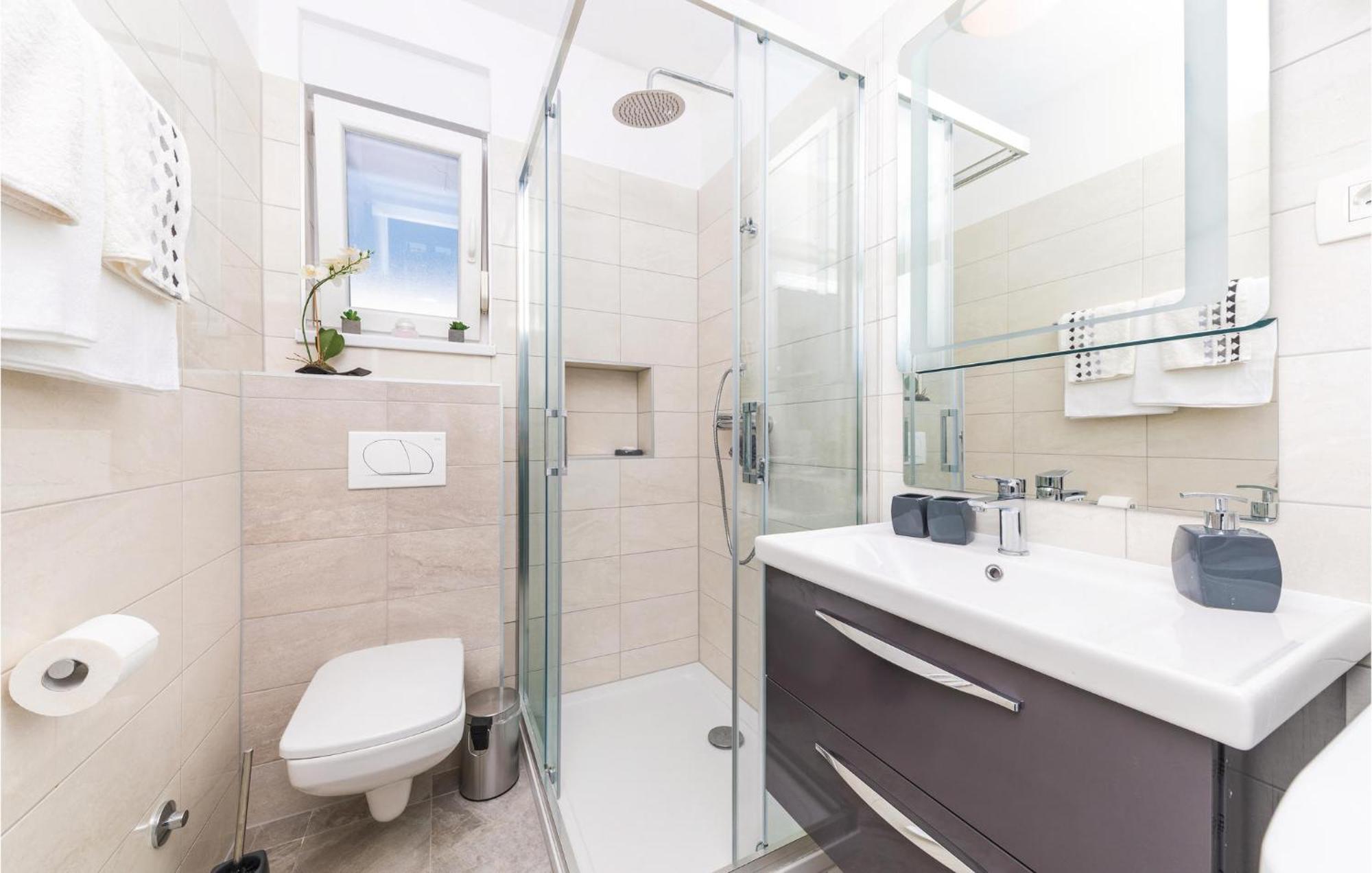 2 Bedroom Amazing Apartment In Trogir Exteriör bild