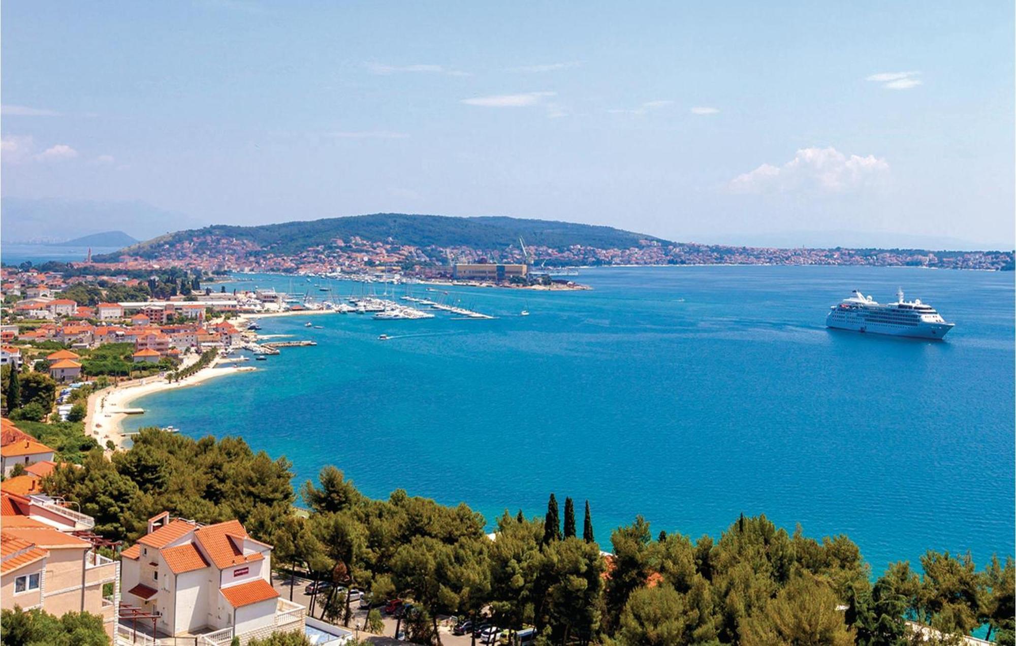 2 Bedroom Amazing Apartment In Trogir Exteriör bild